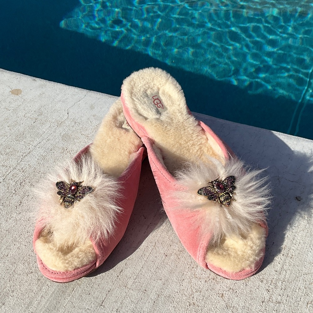 UGG Queen Bee 🐝 Yvett Wedge
Slippers Size 9